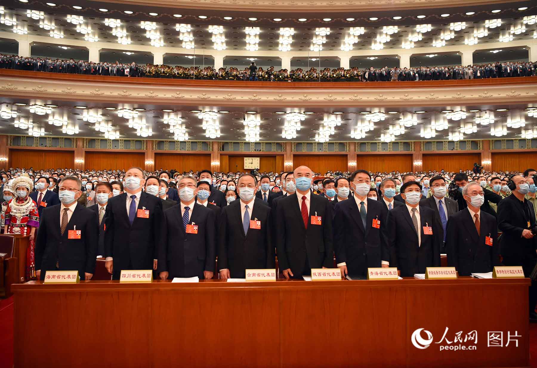 代表們高唱國歌。人民日報、人民網記者 雷聲 攝