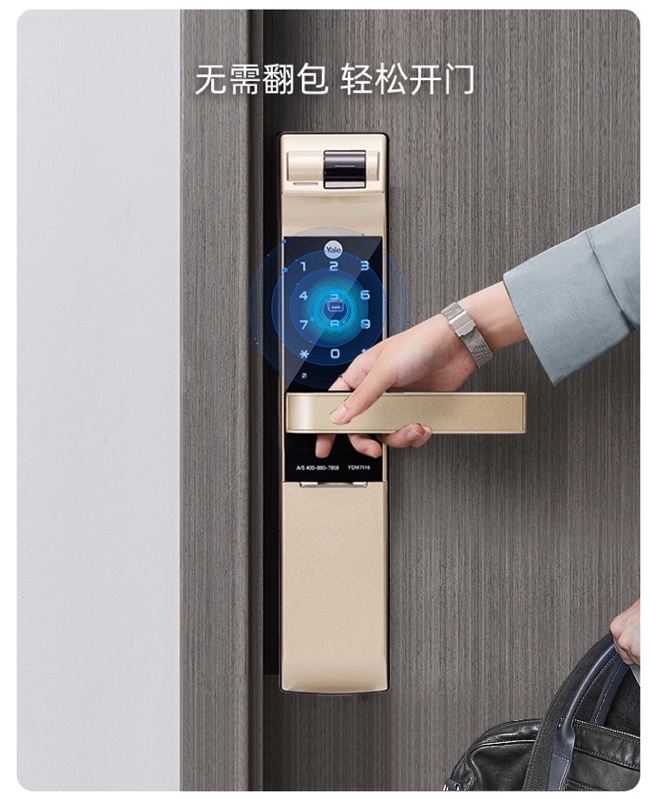 手里拿著手機的照片

描述已自動生成