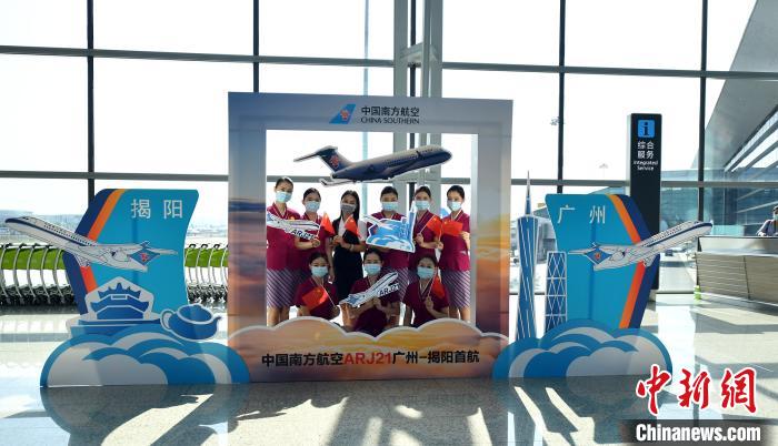 南航首架國產ARJ21飛機正式投入商業運營?！〖| 攝