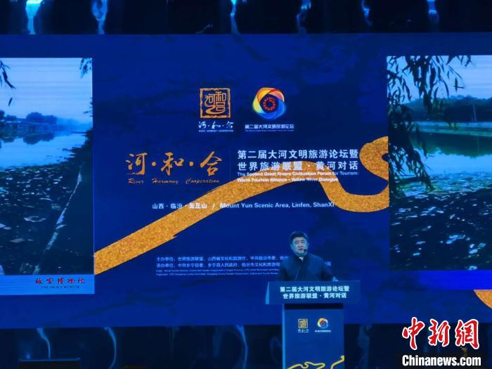 依舊是一身中山裝，在山西臨汾云丘山上，單霽翔開啟他的第N次演講。年近七旬的他，一如既往，奔波在中華文化守護(hù)之路上。　高雨晴 攝