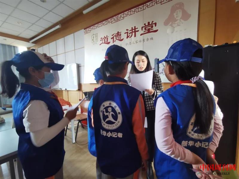 小記者們和張老師一起討論新聞稿件的編輯.jpg