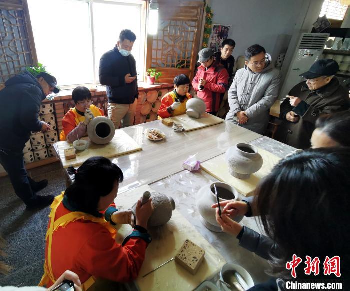 陽城縣僑楓瓷業有限公司的陶瓷體驗館內一片忙碌。　楊杰英 攝