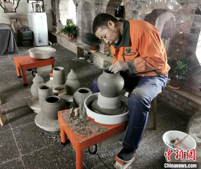 梁小板在陶瓷體驗館內忙碌著。　楊杰英 攝