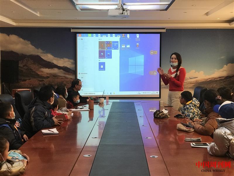 新華小記者拉薩組委會主任索朗拉措發表講話.jpg