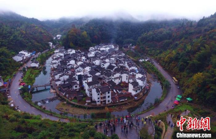 航拍美麗山村江西婺源縣大鄣山鄉菊徑村。村莊山環水繞，小河成大半圓型，被譽為“中國最圓的村莊”。(資料圖) 劉占昆 攝