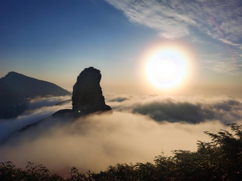  1月17日在貴州銅仁梵凈山拍攝的夕陽云海景觀。