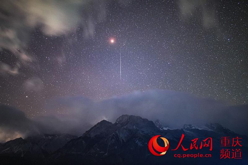 獅子座流星，拖著長長的尾帶，從天際劃過（攝于云南麗江玉龍雪山）。 戴建峰攝
