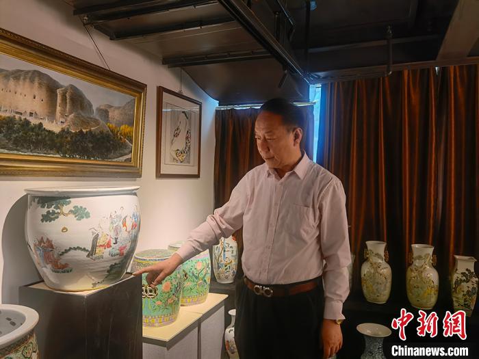 劉世杰向記者介紹自己收藏的文物。　高康迪 攝