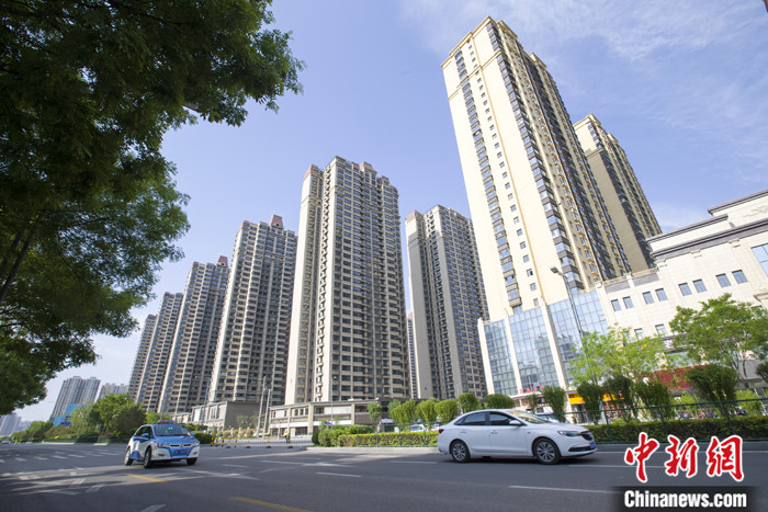 5月17日，山西太原，車輛從一樓盤前經過。 <a target='_blank' href='http://www.chinanews.com/'>中新社</a>記者 張云 攝 　