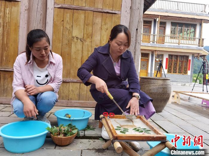 圖為張勝迪創作紙漿壓花畫 周燕玲 攝