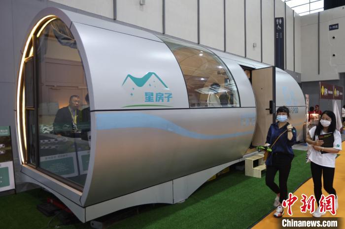 　從入門級的大眾車型到商務(wù)型的優(yōu)選車型再到高端國際范的豪華車型，房車的種類應(yīng)有盡有。　泱波 攝