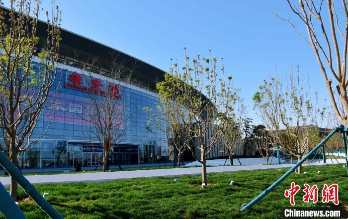 京雄城際鐵路雄安站配套工程———新月公園正式建成并開園迎客。　中鐵十二局集團供圖