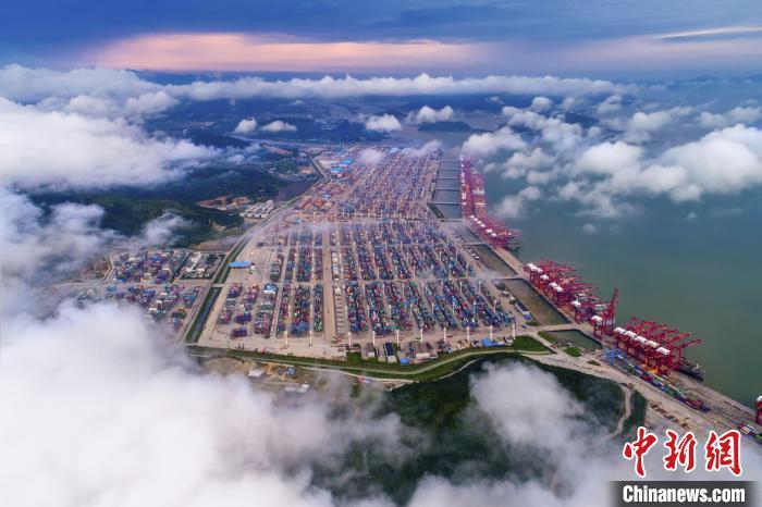 寧波港口一景?！∩蚍f俊 攝
