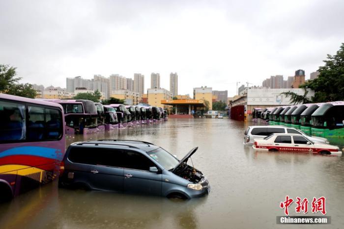 2021年7月21日，暴雨導致城區積水嚴重。 <a target='_blank' href='http://www.chinanews.com/'>中新社</a>發 王中舉 攝 圖片來源：CNSPHOTO