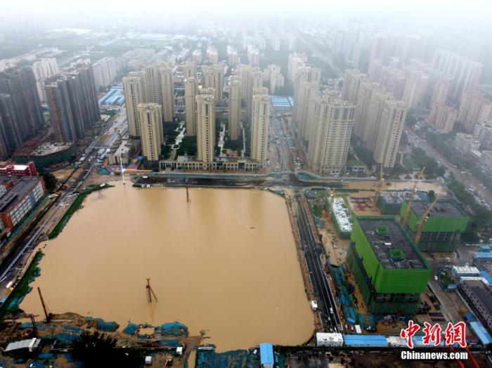 2021年7月21日，暴雨導致城區積水嚴重。 <a target='_blank' href='http://www.chinanews.com/'>中新社</a>發 王中舉 攝 圖片來源：CNSPHOTO