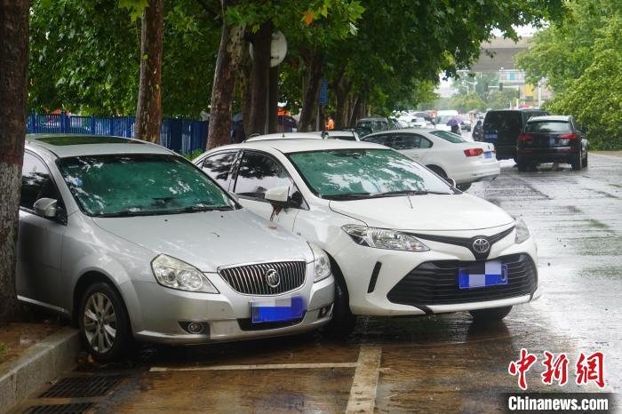 鄭州街頭因暴雨受損的車輛。　劉鵬 攝