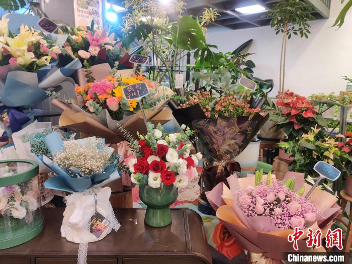圖為：實體花店展示的零售花束。　葉秋云 攝