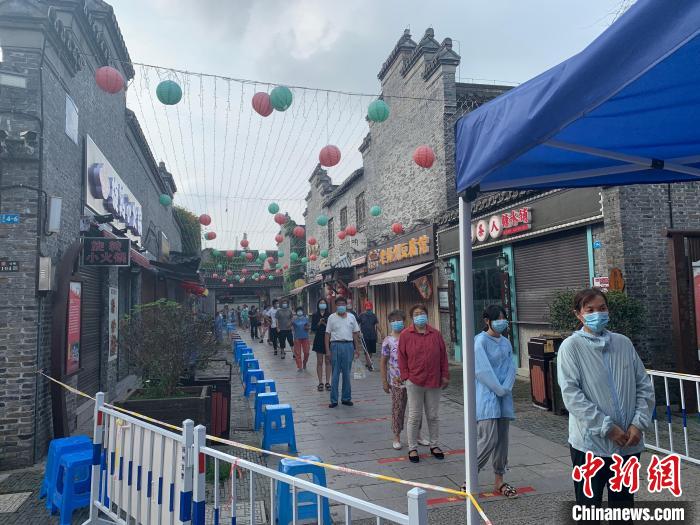 市民有序排對，保持一米以上距離。　崔佳明 攝