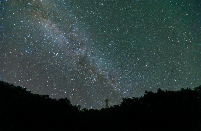 如夢似幻！洛陽白云山星空絕美 銀河橫跨天際