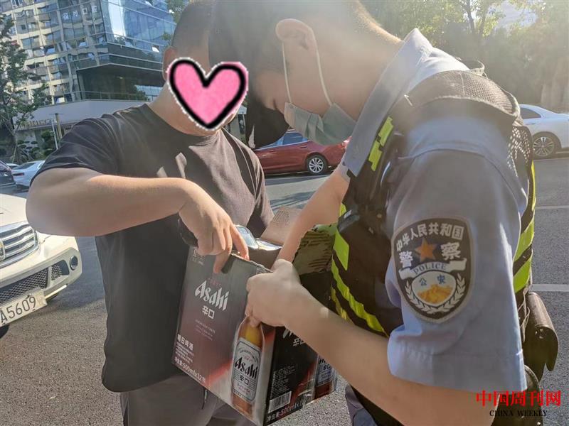 【3】報警人正在跟民警講當時的情況.jpg