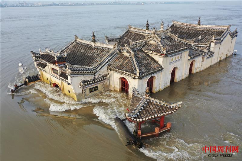 長(zhǎng)江鄂州段水位上漲觀音閣逐漸被淹沒時(shí)的情景.jpg