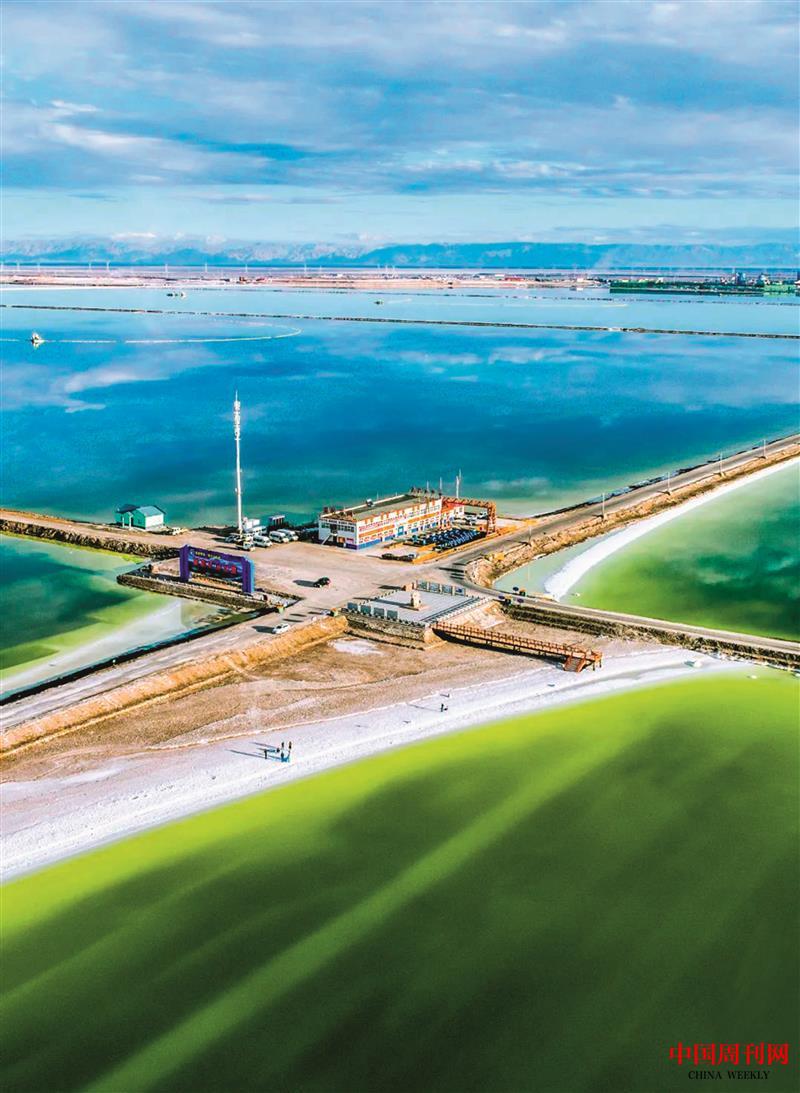 青海察爾汗的鹽廠.jpg