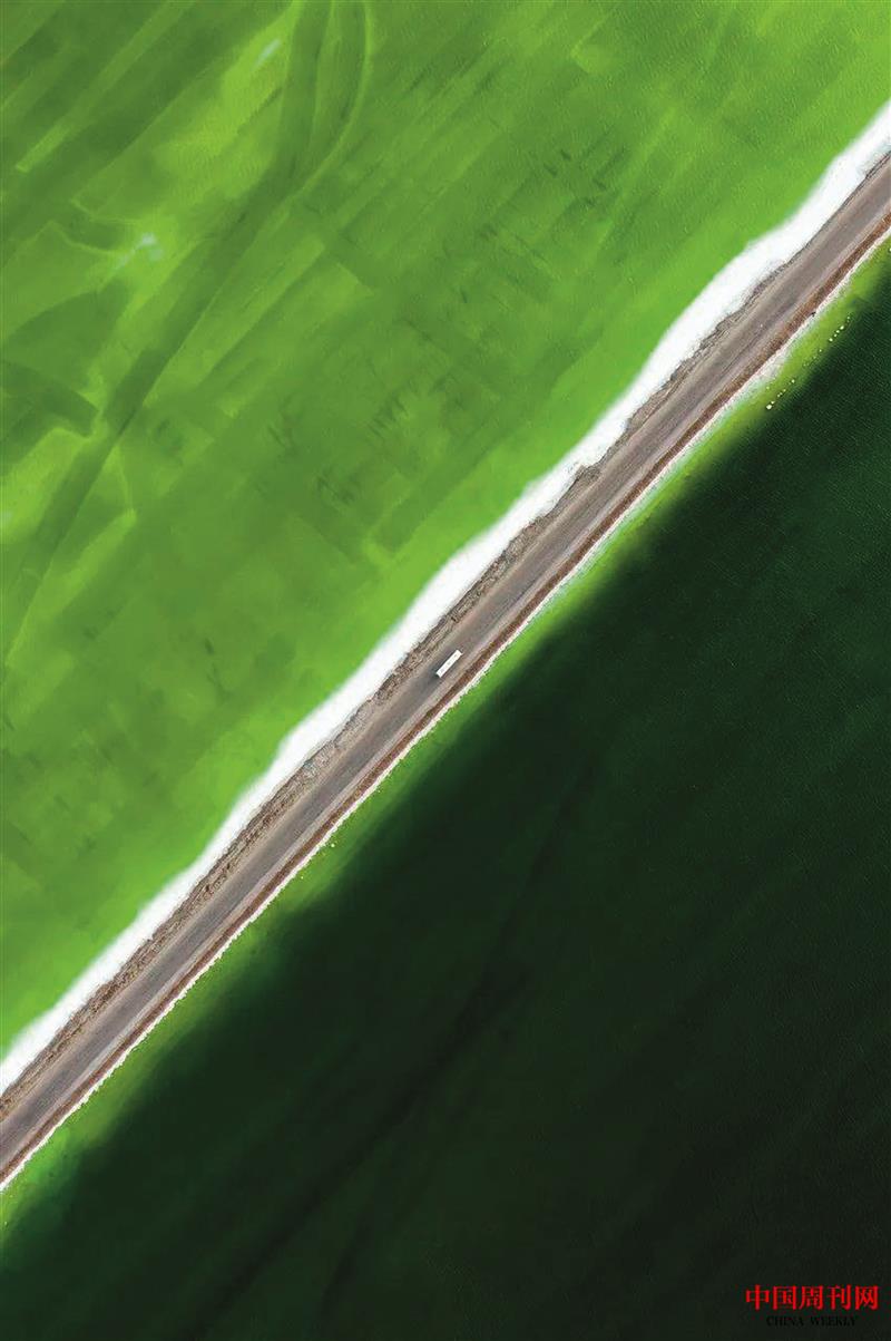 察爾汗鹽湖里的敦格公路.jpg