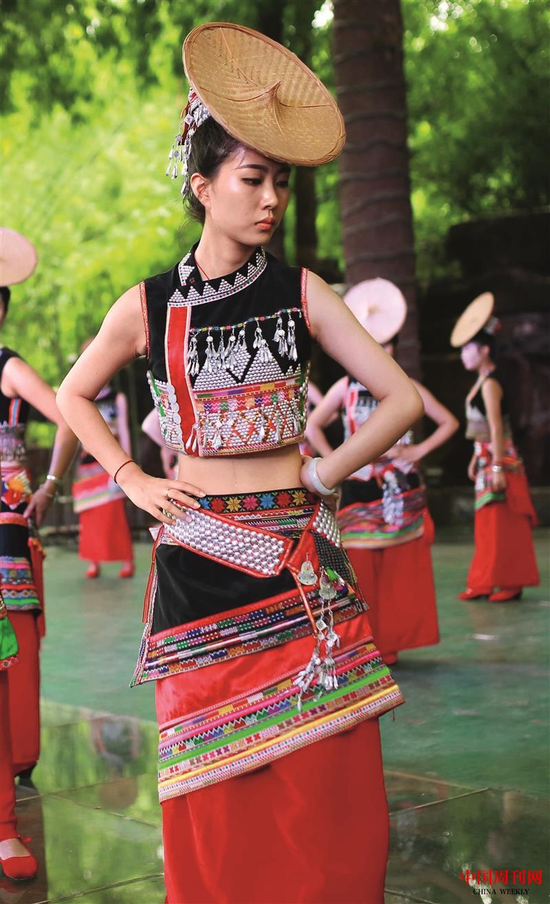 花腰傣姑娘的服飾.jpg