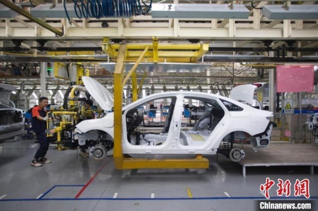 資料圖：汽車工廠生產(chǎn)線。　張?jiān)?攝