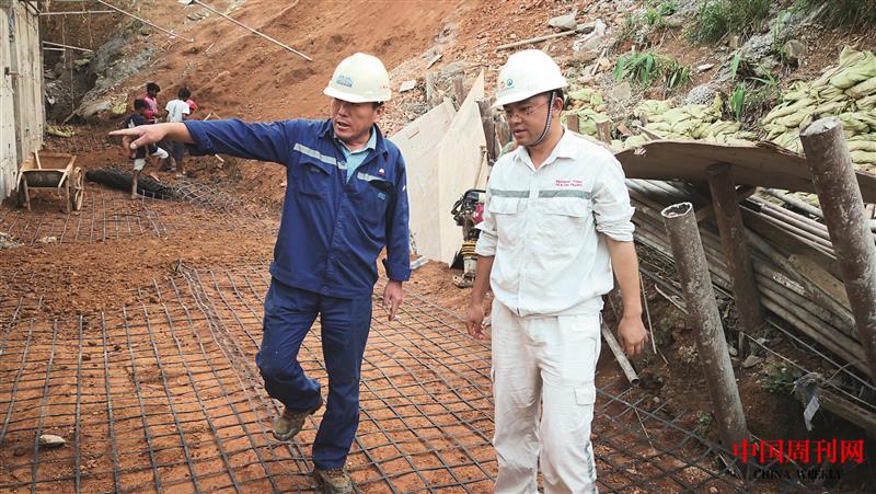 劉支強(右）和監理檢查水土保持工程施工現場.jpg