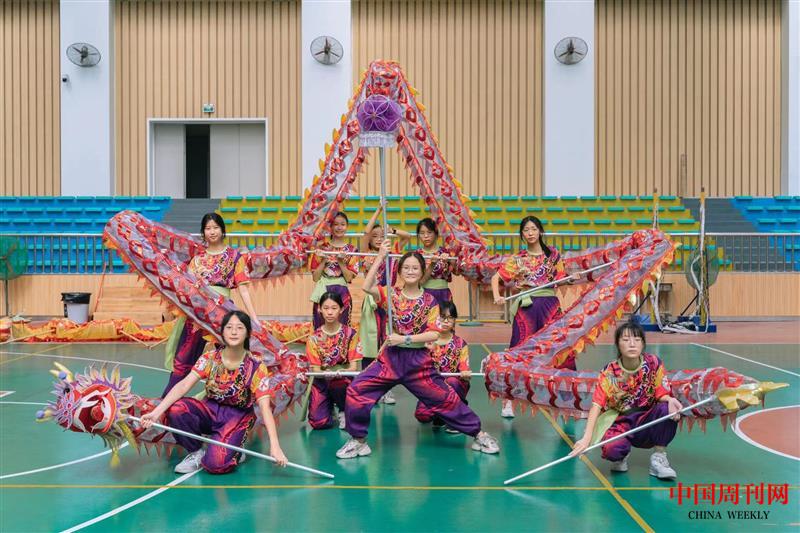 “大體育”課程，華僑中學(xué)女子舞龍隊首次參加全國錦標(biāo)賽掠影.jpg