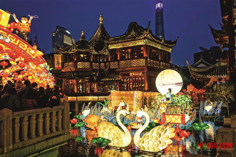 攝圖網_500820598_春節的上海城隍廟廟會張燈結彩（企業商用）.jpg