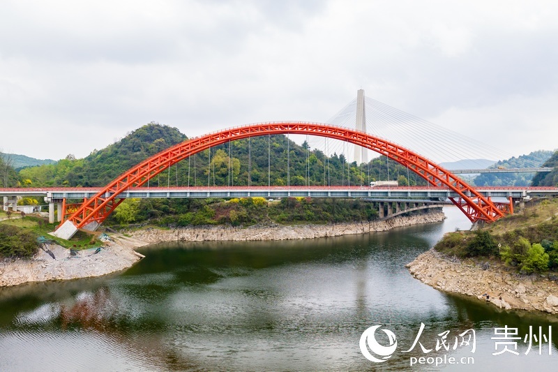 長270米，主跨180米的花魚洞大橋。人民網記者 涂敏攝