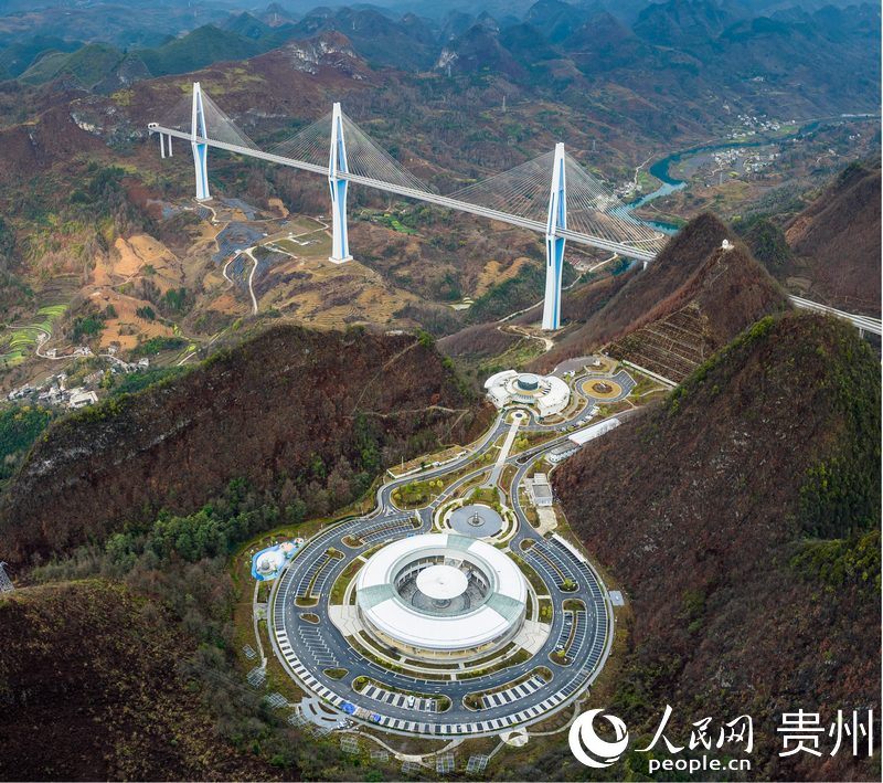 平塘特大橋“天空之橋”服務區。人民網記者 涂敏攝