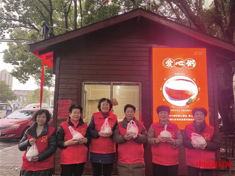 環衛工人領取愛心早餐.jpg