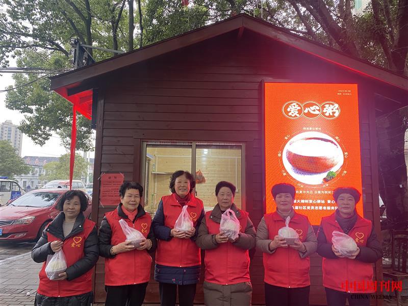 環衛工人領取愛心早餐.jpg