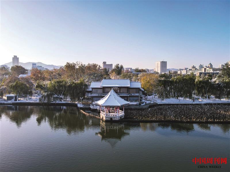 攝圖網_502352474_航拍山東濟南大明湖5A景區雪景（企業商用）.jpg