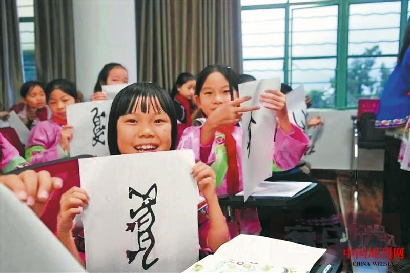 5.云南學生第一次體驗甲骨文十二生肖雕版印刷.jpg