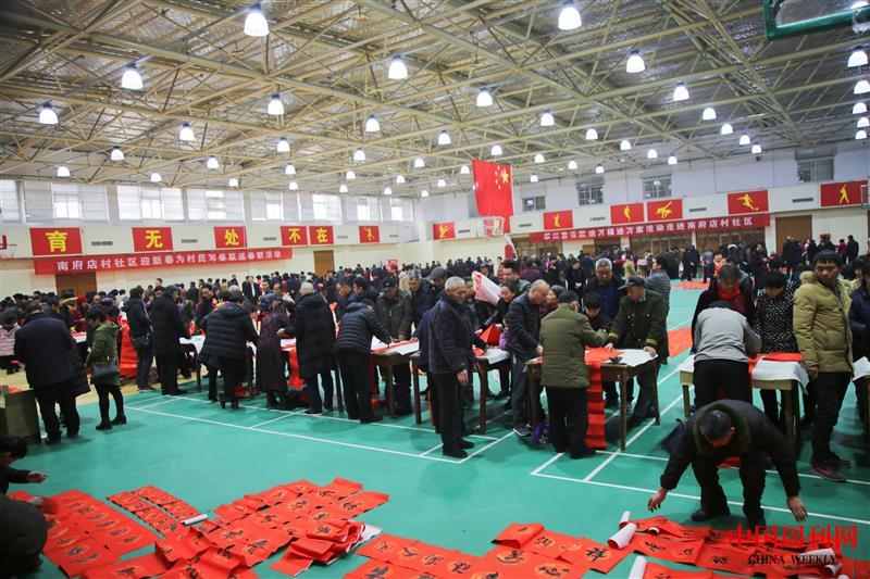 每逢春節，南府店村“兩委”組織書法名家為村民義寫春聯.jpg
