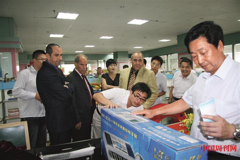 74-王士嶺親自為前來市場采購的外商介紹商品.JPG