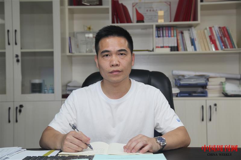 深圳市元嶺股份合作公司黨支部書記鄭秋強.jpg