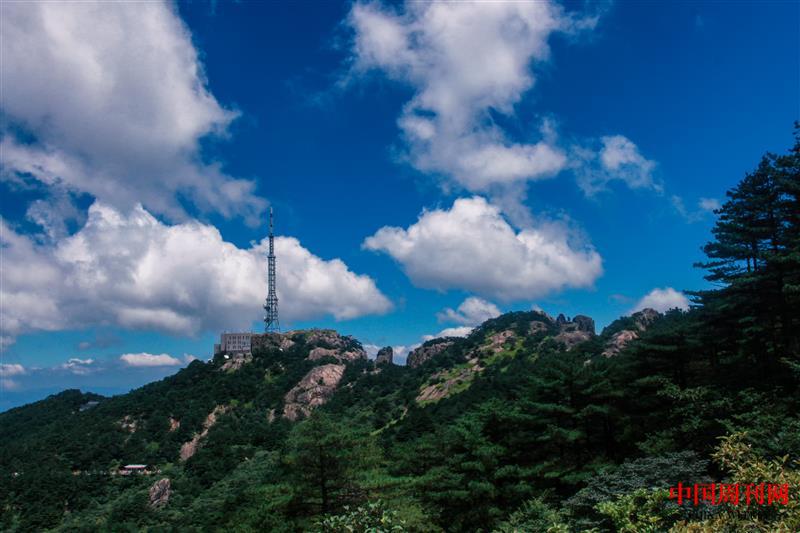攝圖網_500785441_安徽黃山山頂藍天白云（企業商用）.jpg