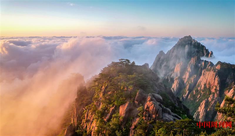 攝圖網_500577197_日出云海黃山風光美景(企業商用).jpg