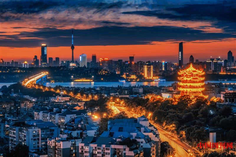 攝圖網(wǎng)_500597763_武漢黃昏火燒云長江大橋黃鶴樓(企業(yè)商用).jpg