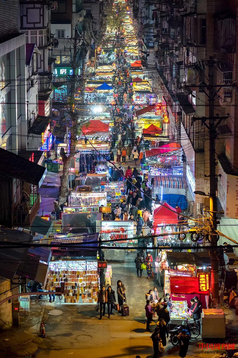 攝圖網(wǎng)_500904637_武漢寶成路夜市風景(企業(yè)商用).jpg