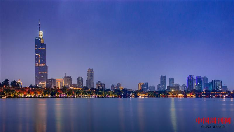 攝圖網_501627272_南京玄武湖天際線夜景（企業商用）.jpg