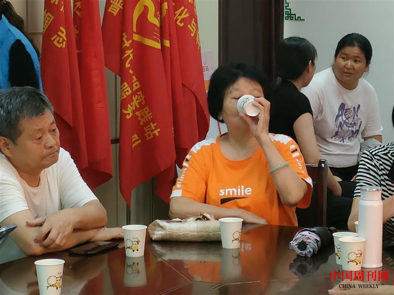 6圖為當地社區居民品嘗特色養生茶.jpg