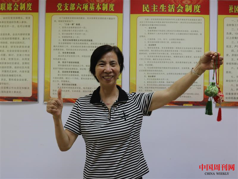 8圖為當地居民展示香囊制作成果2.png