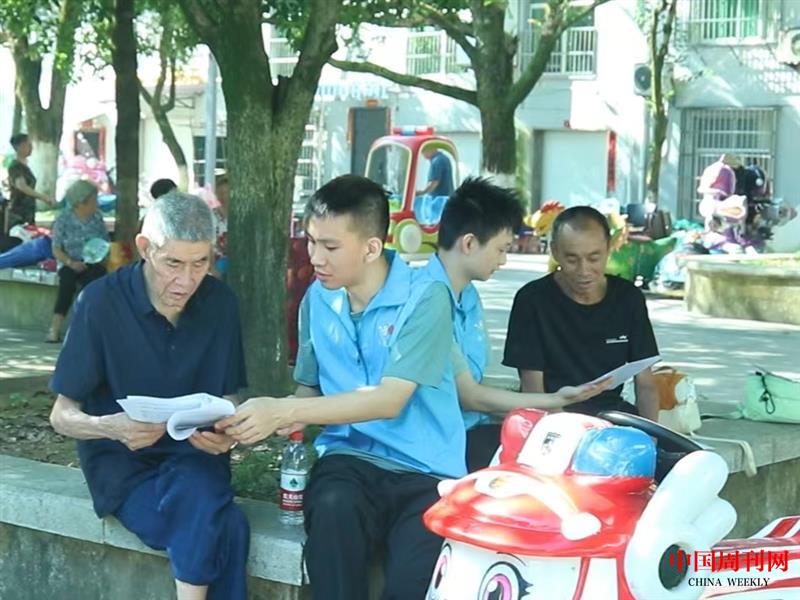 10圖為實踐團成員對路人進行中草藥問卷調查。1.jpg
