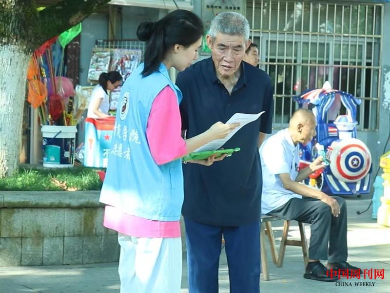 12圖為實踐團成員對路人進行中草藥問卷調查。4.jpg